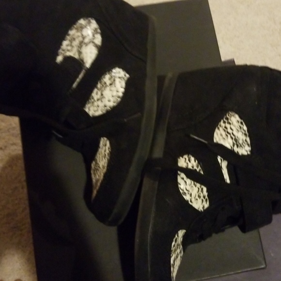 Shoes - Picture 4 of 4